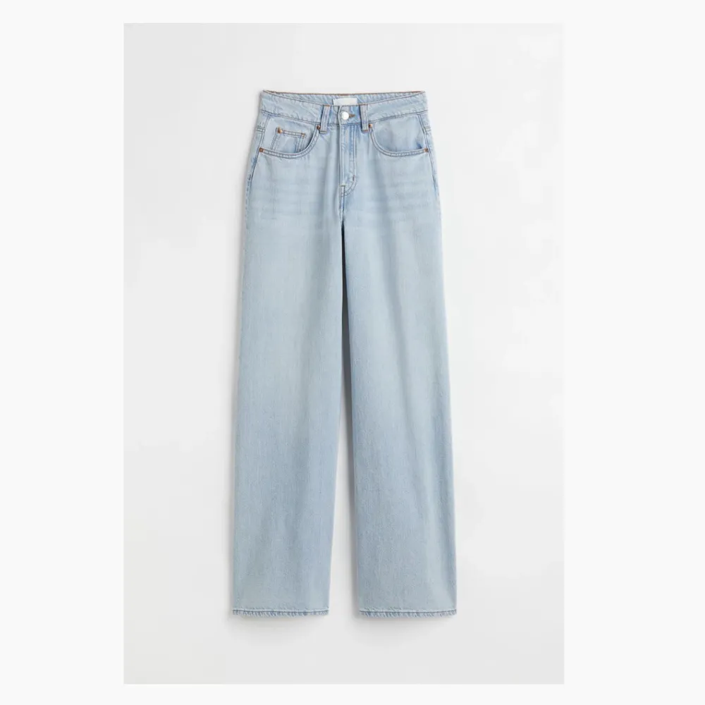högmidjade jeans som tyvärr är för tajta på mig😭. Jeans & Byxor.