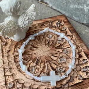 Pärlarmband  - Handgjort pärlarmband med kors🤍 Pärlas på beställning🫶 