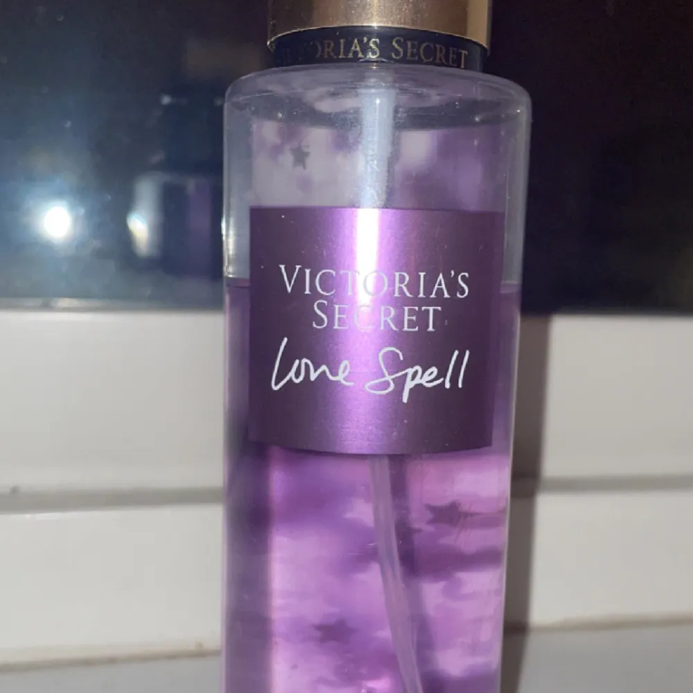 Säljer body mist/parfym ifrån Victoria secret i doften love spell då jag inte använder längre, luktar super gott💋. Övrigt.