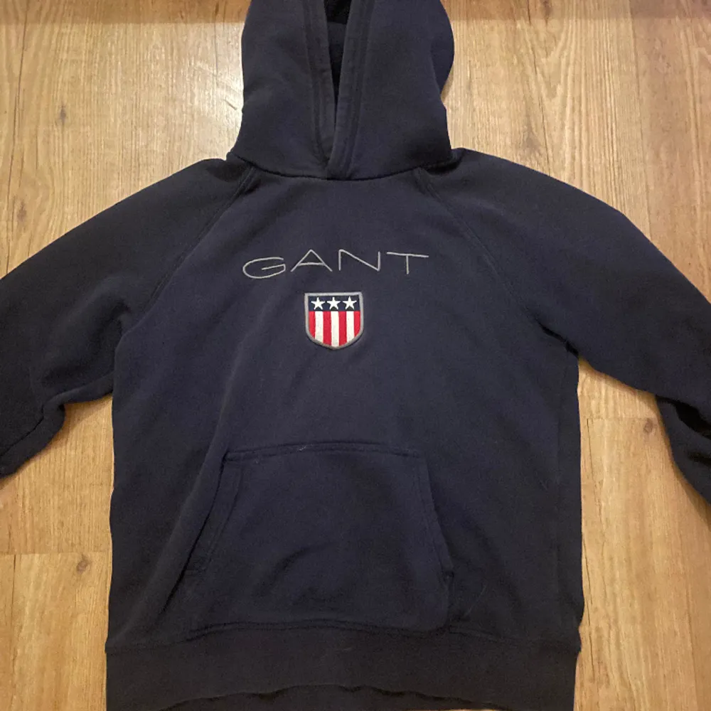 Gant hoodie i mycket fint skick använder den inte längre därför sälja den inga fläckar eller något sådant frågor dm. Hoodies.
