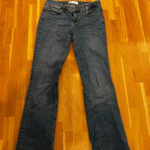 Low Waits Jeans från zara i storlek 36 säljer då dom inre kommer till användning, skicket är som nytt endast använda 2 gånger, skriv för bättre bilder, jeansen har ej några defekter 