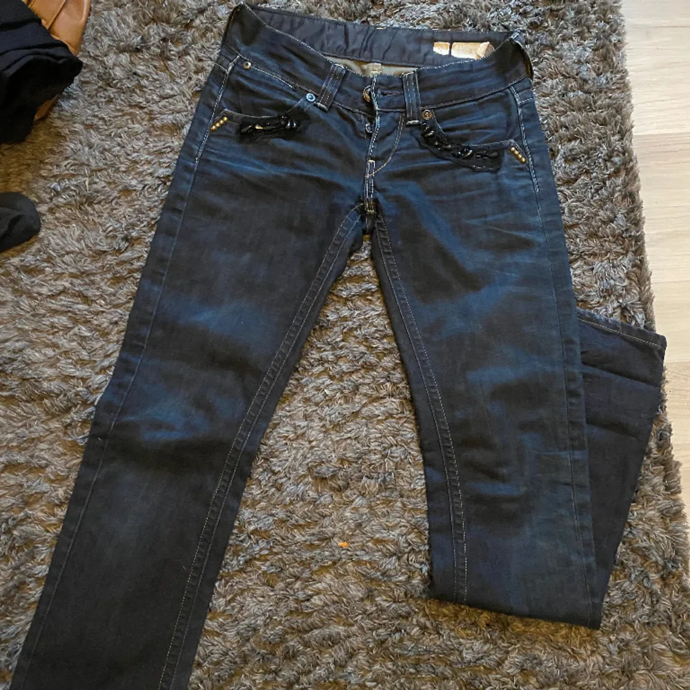 Jag säljer dessa super snygga replay jeans som jag absolut ÄLSKAR med tyvär är dem för små för mig. De är mörkblå,lågmidjade, lite Skinny och långa för mig som är 165cm💕. Jeans & Byxor.