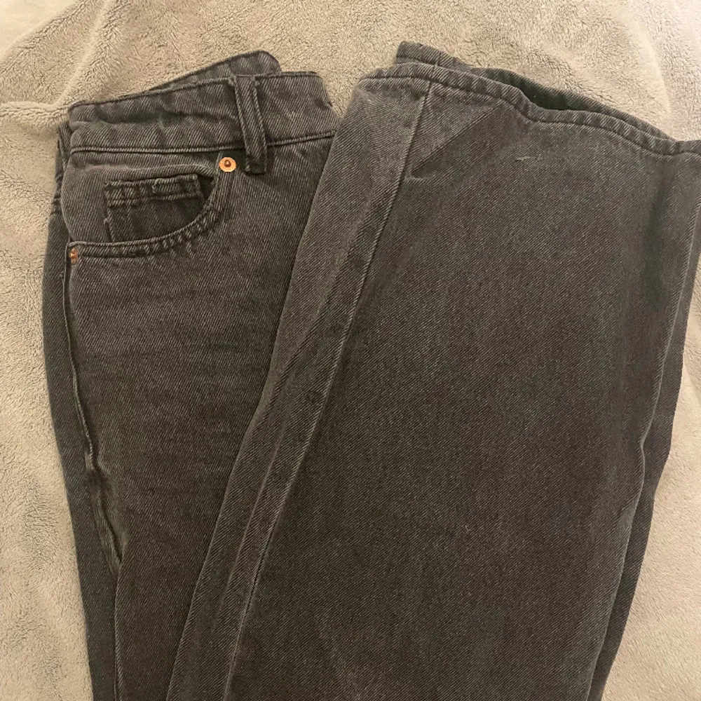 Jeans i nyskick från Monki i storlek 24🥰. Jeans & Byxor.