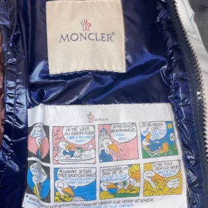 Moncler väst - Hej, säljer min Moncler väst som inte passar längre, storlek 1 motsvarar S. Skriv för mer info. Pris 2000 vid snabbaffär 1500