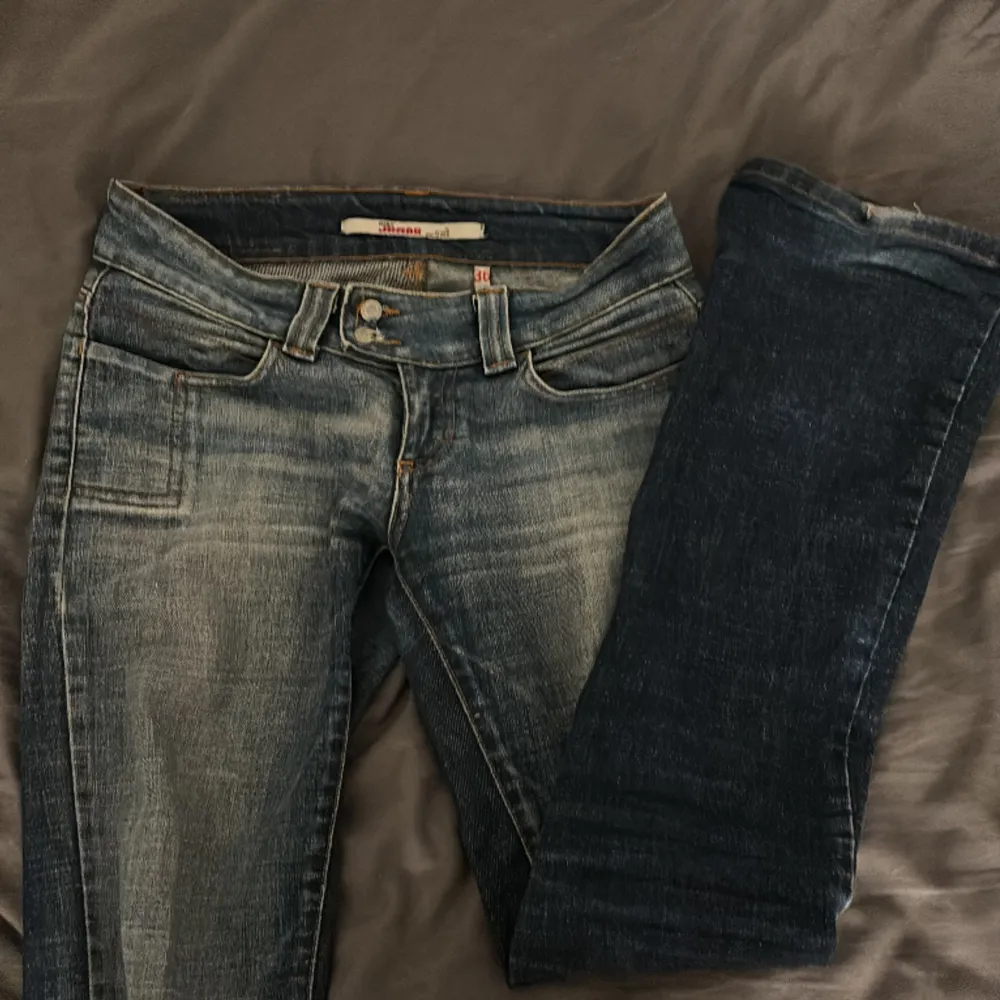 Säljer dessa skit snygga lågmidjade jeansen från only Dem är i ett bra skick säljer pga för små. Jeans & Byxor.