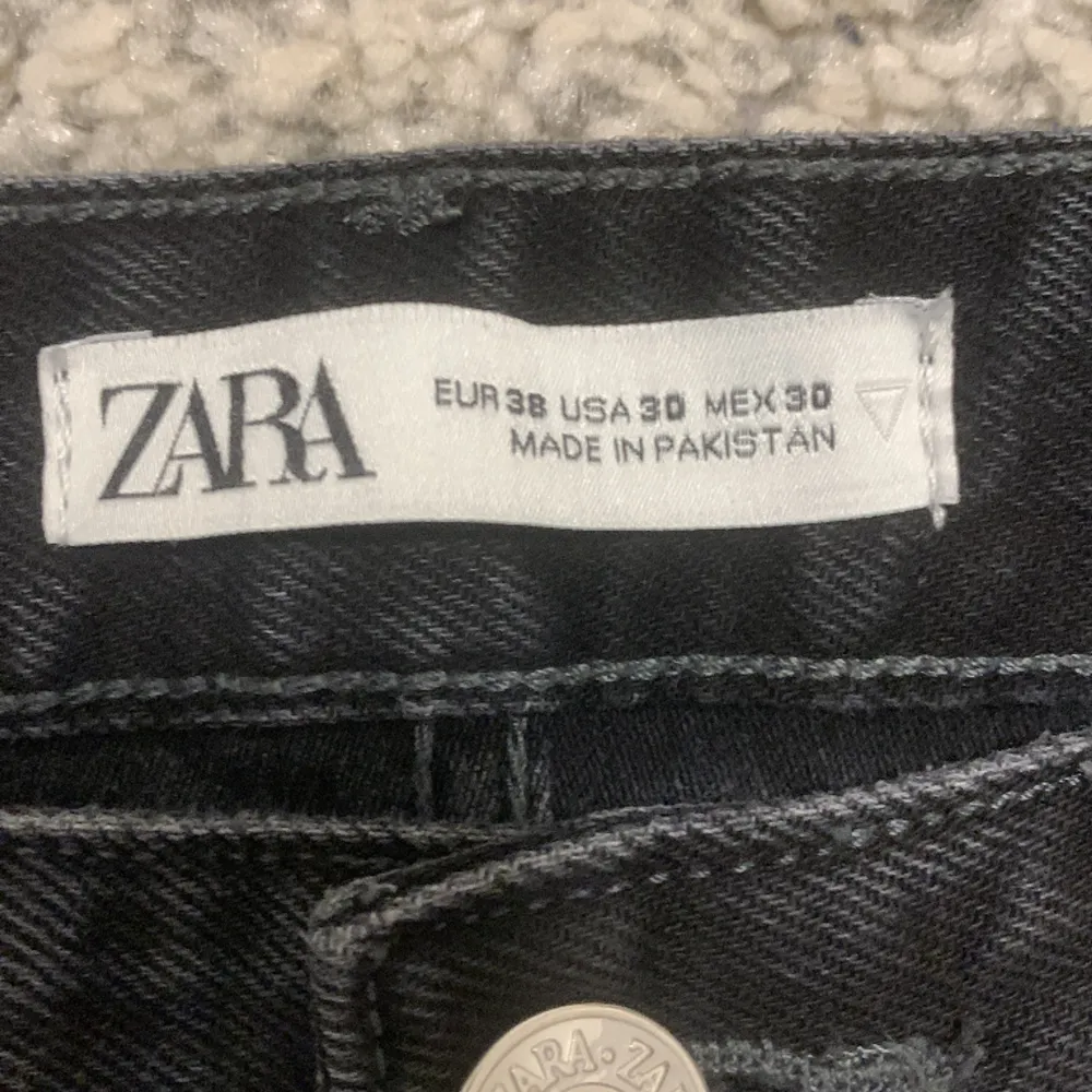 Hej, säljer nu mina knappt använda Zara jeans då dom ej passar längre. Skick 9/10 Strl 30/30. Jeans & Byxor.