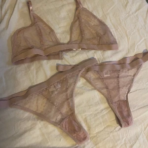 Underklädesset  - Ett underklädesset från Åhléns outlet som aldrig blivit använda då de inte passar. Bh är storlek XL vilket mest för att kupan är lite större. Trosor är storlek L. Skulle säga att det är lite små storlekar.
