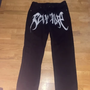 Revenge Jeans - Säljer mina riktigt fetta Revenge jeans, bra skick, storlek 34 men ganska små i storleken  (Pris kan diskuteras)