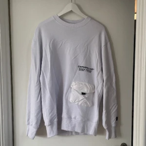 Vit sweatshirt - Caterpillar. Använd väldigt lite, köpt asos. 