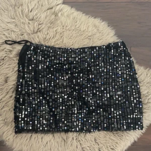 Paljettkjol - Lågmidjade Paljettkjol ifrån Gina, väldigt söt till tex nyår, aldrig använd🪩⚡️