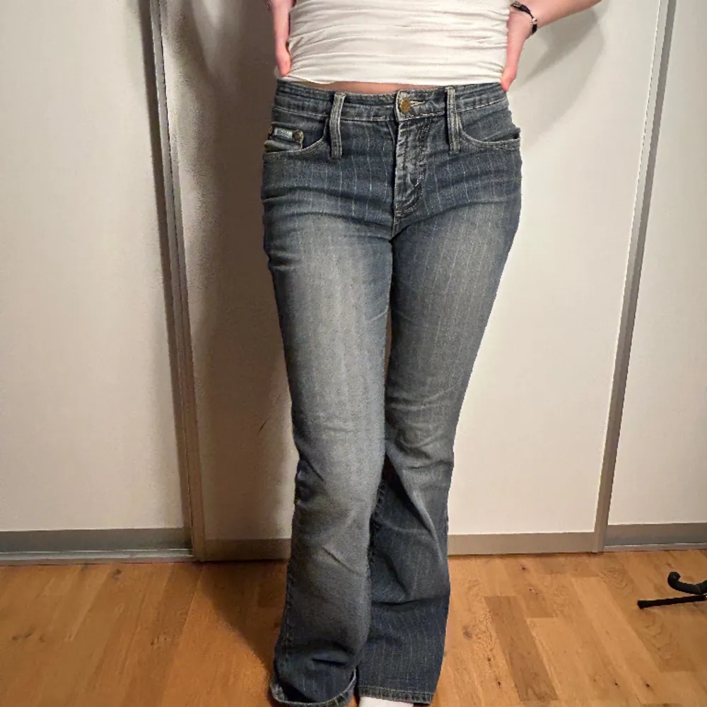Supersöta lågmidjade bootcut jeans med tunna ränder. Midjemått: 70cm.Innerbenslängd: 83cm. Jeans & Byxor.