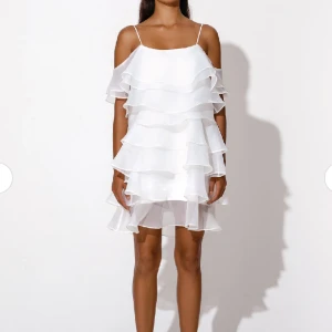 BY MALINA kami dress  - Diskuterbart pris. Helt oanvänd med prislappen kvar alltså perfekt skick. Perfekt studentklänning i eftertraktade storleken XS som är helt slutsåld😇. Original pris ligger på 2599kr. Passar även S. Säljer då jag hittat en annan💕 Fler bilder privat.