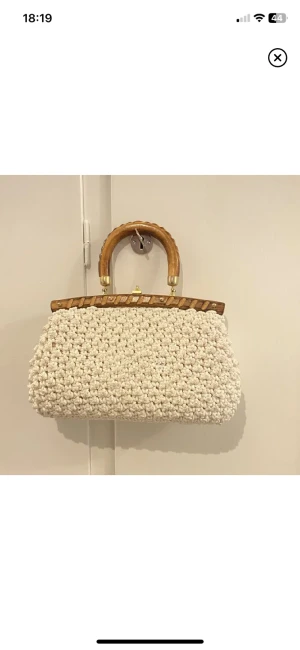 Vintage handväska  - Fin handväska från italien med trähandtag  Stängs meds smidig låsanordning   Passa på med gratis frakt 