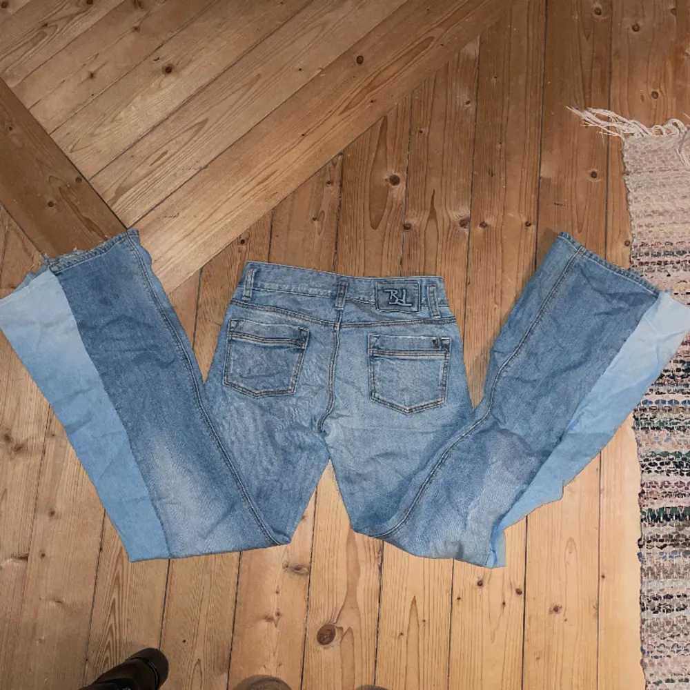 Snygga lågmidjade jeans från bondelid! . Jeans & Byxor.