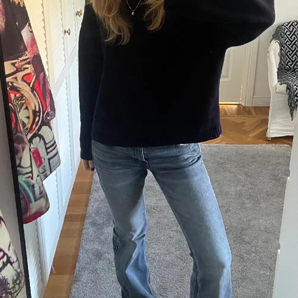 Lågmidjade bootcut jeans från Weekday. Snygg blå/grå tvätt. W28, L34. Jag är 167 cm och de är lång. Säljer endast vid ett bra pris. 💙🩶Säljer endast vid ett bra pris. . Jeans & Byxor.