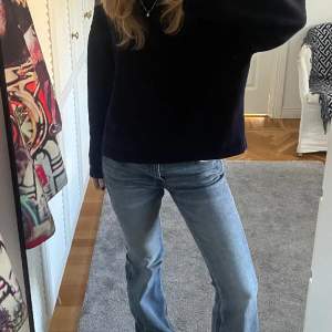Lågmidjade bootcut jeans från Weekday. Snygg blå/grå tvätt. W28, L34. Jag är 167 cm och de är lång. Säljer endast vid ett bra pris. 💙🩶Säljer endast vid ett bra pris. 