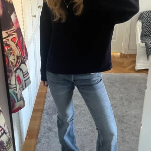 Bootcut jeans - Lågmidjade bootcut jeans från Weekday. Snygg blå/grå tvätt. W28, L34. Jag är 167 cm och de är lång. Säljer endast vid ett bra pris. 💙🩶Säljer endast vid ett bra pris. 