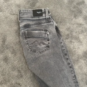 Gråa pepe jeans  - Grå Pepe jeans i jätte bra skick. Dom är lågmidjade, inte skinny men ganska raka och tighta modellen. Super fina men kommer inte till användning då jag har många liknande. 27/32