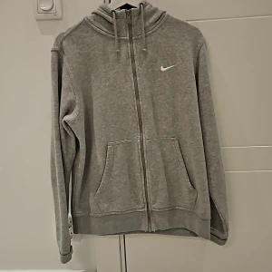 Nike hoodie  - En grå nike zipup hoodie  Hör av er vid frågor eller funderingar 