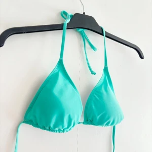 Bikinitop NY - Bikinitop i snyggaste turkosa färgen! Endast provad och säljer då den är för liten för mig🩵