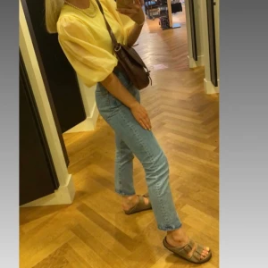 Levis 501 - Dom perfekta jeansen! Använda, men i fint skick (se den lilla svarta fläcken längst ner till höger på sista bilden). Storlek 25x26! Ankellånga👌 Köparen står för frakt, kan mötas upp i malmö!