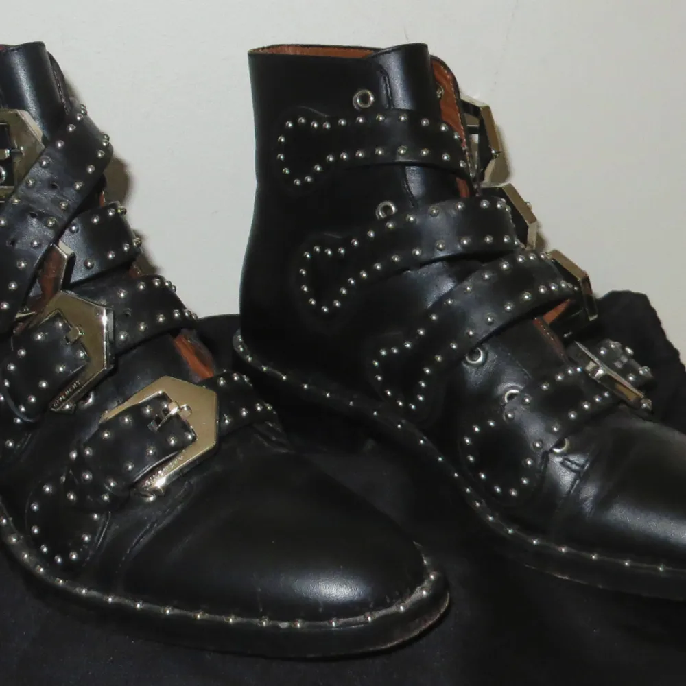 Jag säljer mina underbara Givenchy boots eftersom dem inre kommer till användning. Jag har använt de ett fåtal gånger, dem är i extremt bra skick. De passar dock inte mig längre och därför har jag valt att sälja dem 😊. Skor.