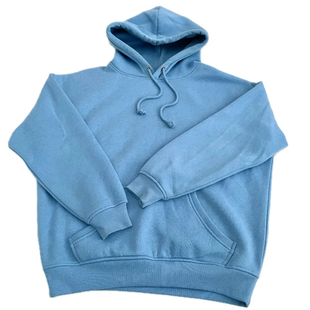 Blå hoodie från Bikbok 💙passar XS, S och M 🎀. Hoodies.