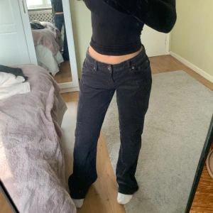 Tommy hilfiger byxor - Ett par lågmidjade manchester byxor från Tommy Hilfiger. Sitter stort på mig med xs, är Size 4, passar en s/m. 