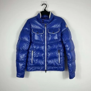 Moncler jacka  - Moncler jacka i riktigt bra skick, storlek 14y som passar XS ungefär, äktighets bevis finns och fler frågor besvaras i dm 