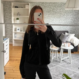 Svart huvtröja - Supermysig huvtröja från Gina Tricot i velvet material💓  Fint skick och fortfarande mjuk i materialet! Storlek S men passar även xs!  Skriv för fler frågor