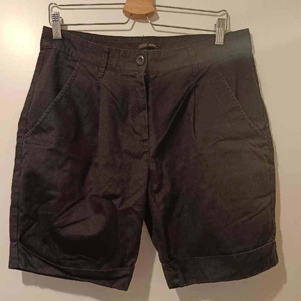 Svarta shorts säljes. Storlek M. Vet inte vart dessa är köpta. . Shorts.