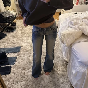 Lågmidjade jeans - Enbart Intressekoll!!! Märket cross jeans. Säljer enbart vid bra bud. Midjemått cirka 36-37cm och passar mig som är 1,60. Har klippt av de längst ner💞🥰