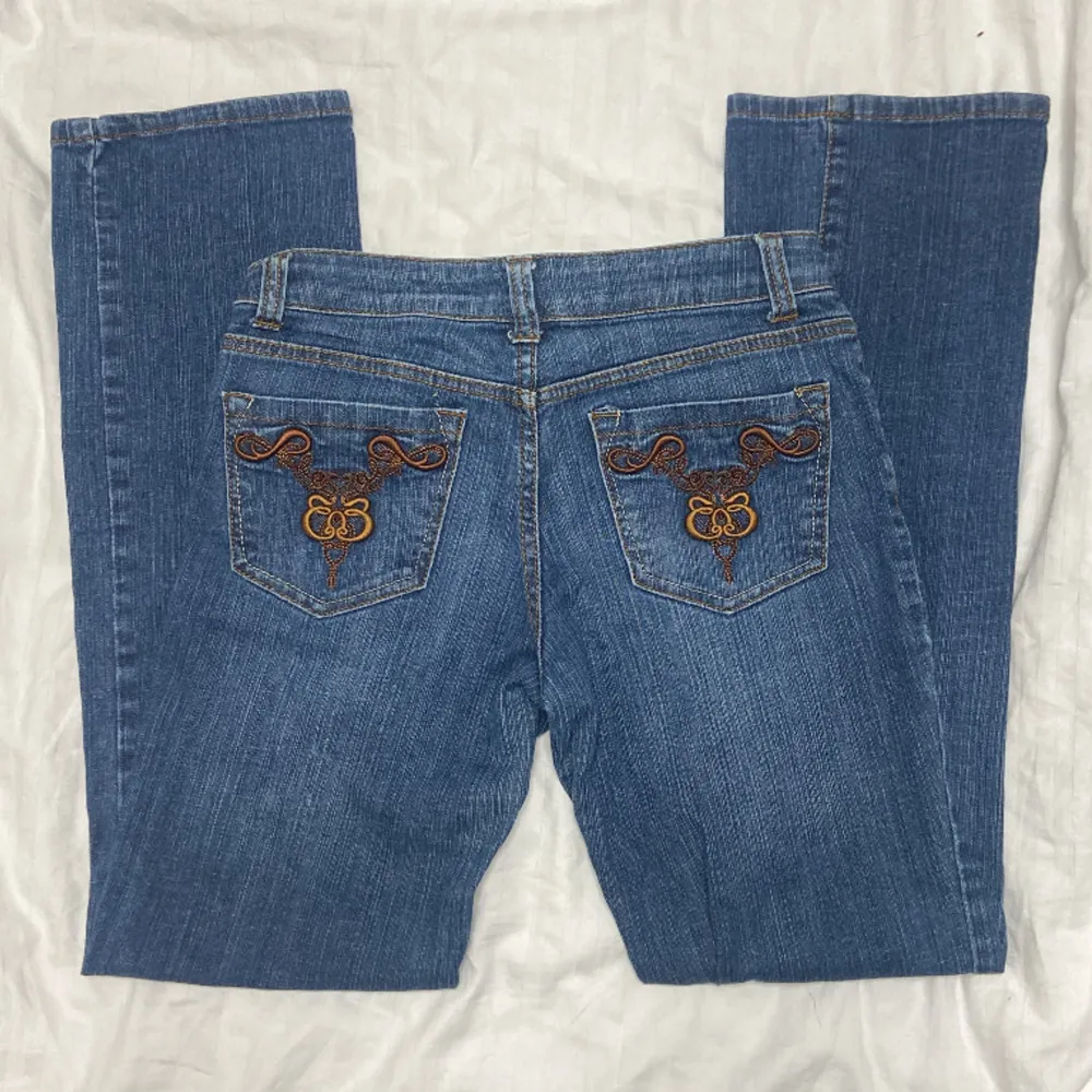 säljer dessa jätte coola lågmidjade jeans i passformen flare 💗 midjemåttet: 37cm innerbenslängd: 76cm. Jeans & Byxor.