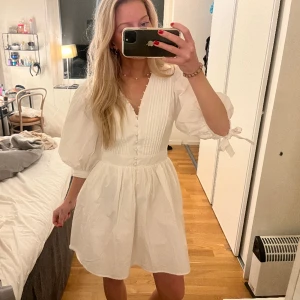 Studentklänning  - Så himla fin klänning som är perfekt nu till studenten! Den är helt oanvänd😆