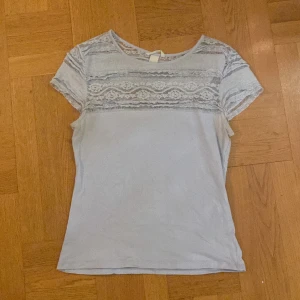 Spets tröja - Säljer en söt ljusblå tröja med spets! Köparen betalar frakt! 