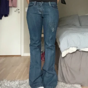 Jeans med paljetter - Köpt på Vinted men de var tyvärr för små på mig så jag säljer vidare dem (hennes bilder). Midjemått är 37cm tvärs över och innerbenslängden är 84cm💕 Vid fler frågor eller om du vill se mer bilder så är det bara att skriva!😊