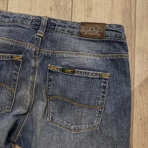 Raka jeans - Raka jeans från Lee!! Super fin tvätt men tyvärr något små på mig som vanligtvis har S/M!!! Dessa är storlek 27/33 🥰🥰