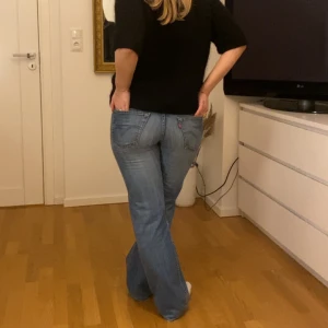 Levis jeans bootcut - Säljer mina superfina levis 501 jeans.  Dem är vintage och köpta i danmark för 1000kr på en second hand. Midjemått ca 40cm rakt över o innerbenslängd 75cm. Bra skick