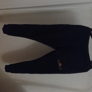 Mysbyxor för 150kr! - Hej! Säljer nu den här Polo club mysbyxorna för att dem inte passar mig längre dem är sköna och goa att ha på sig dem är snygga! Men de är dags att sälja dem byxorna går för 150 kr! De är storlek m på dem,dem är mörkblåa så ja de va allt för mig🍾💯