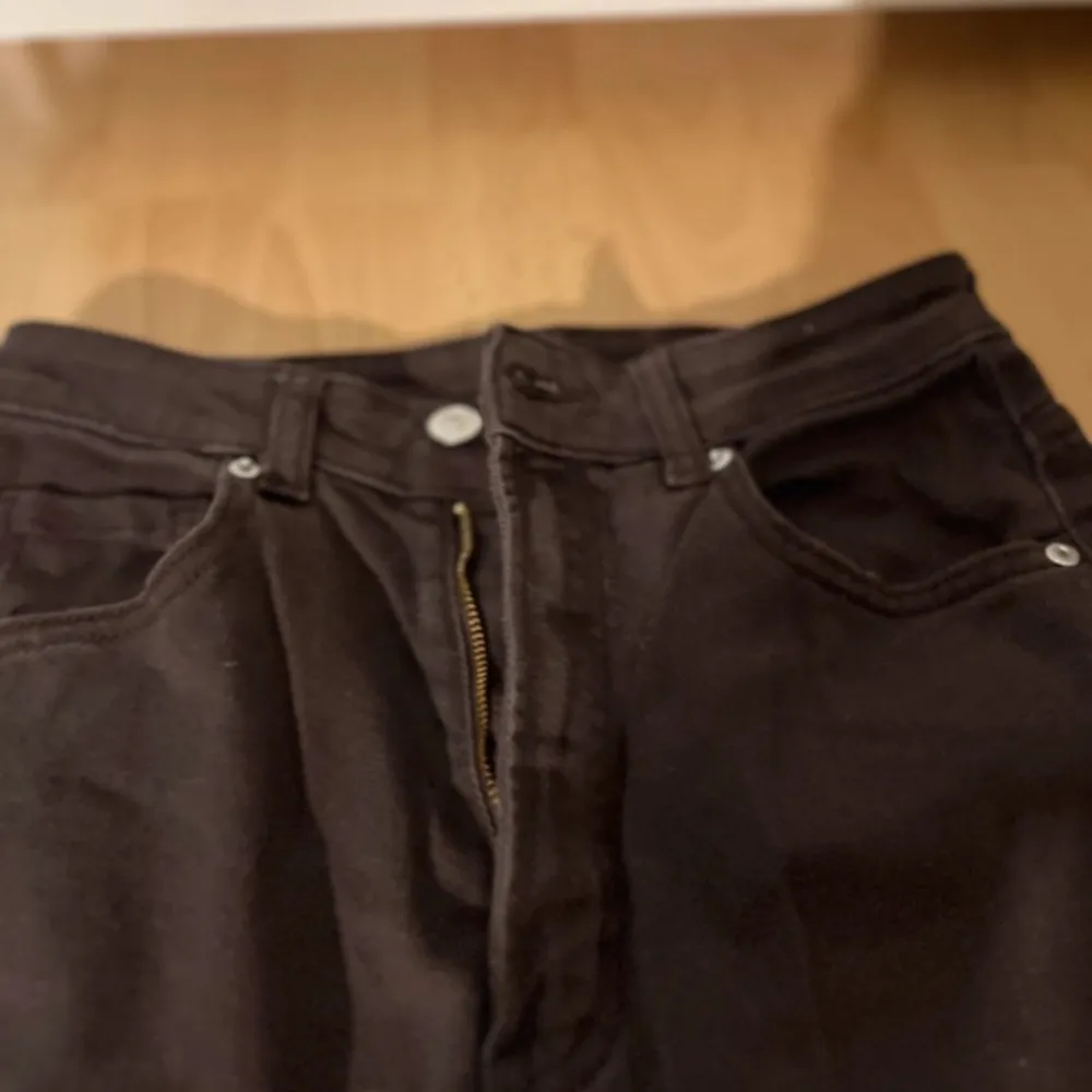 Bruna jeans från H&M♥️  Storlek: 36 ♥️♥️♥️. Jeans & Byxor.