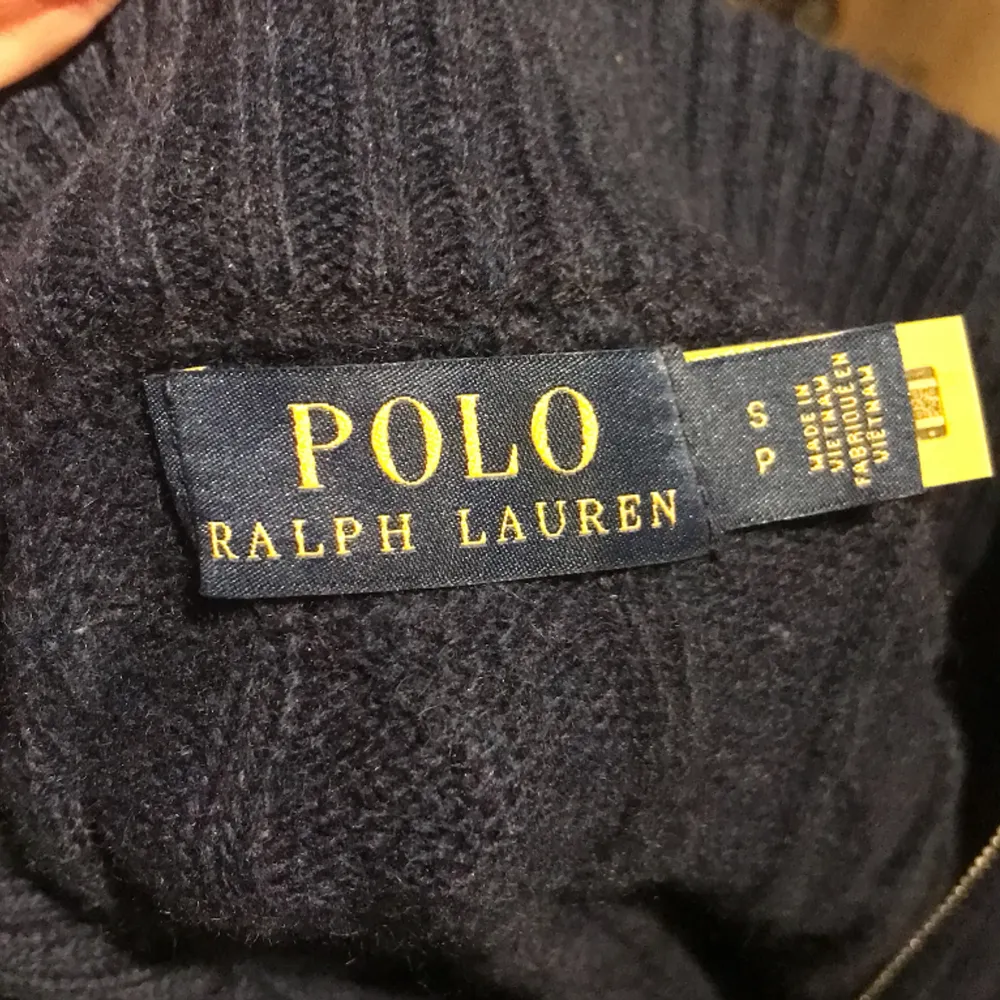 Hej nu säljer jag min jätte fina Ralph Lauren quarterzip cable knit, har knappt använda och finns vid ett rimligt pris. Ej kvitto. Stickat.