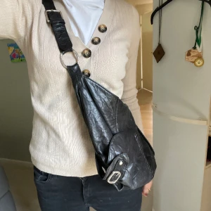 läderväska 😘 - En smart läderväska jag köpt på second hand för 400 kr, väldigt bra kvalite och man får plats med väldigt mycket i. Kontakta privat för mer information 🤩🤩