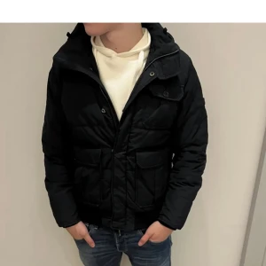 Woolrich jacka - Säljer jackan då den har blivit för liten för mig. Hyfsat bra skick ända defekten är att den har tappat lite färg, se på bild 2. (Priset är ej hugget i sten)