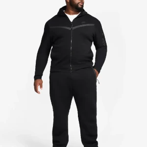 Nike tracksuit  - Hej säljer helt ny oanvänd Nike tracksuit lappar/tags är kvar passar storlek L/ stor M.  För videos skriv till mig på Instagram: Fballmarket så löser jag videos 