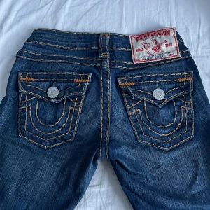 True religion jeans ❤️ - Så så fina jeans ❤️ storlek 23 men skulle passa någon med 24 eller 25 så sjukt coola jeans vet inte midjemåttet! ❤️ väldigt långa 