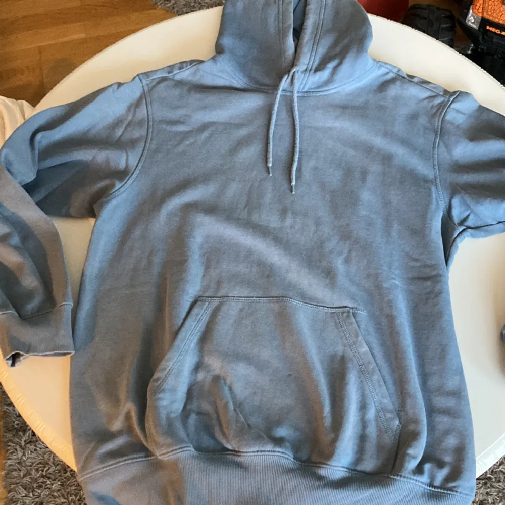 Hej jag säljer en ljusblå hoodie med storlek S den ör hyfsat bra skick använd cirka 6 gånger . Hoodies.