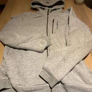 Sail Racing hoodie - Fet Sail racing tröja köpte den i Stockholm på NK har it använd så mycket köpte den i för liten storlek skick 8/10 Nypris 1400 kr väljer att sälja den för 600 Om du kan hämta den drar jag bort priset för frakt  