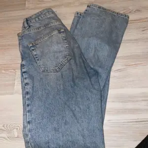 Jeans från NA-KD, ljusblå, storlek 34. Använda några gånger men i fint skick. 