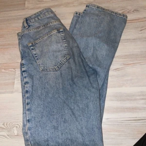 NA-KD jeans  - Jeans från NA-KD, ljusblå, storlek 34. Använda några gånger men i fint skick. 