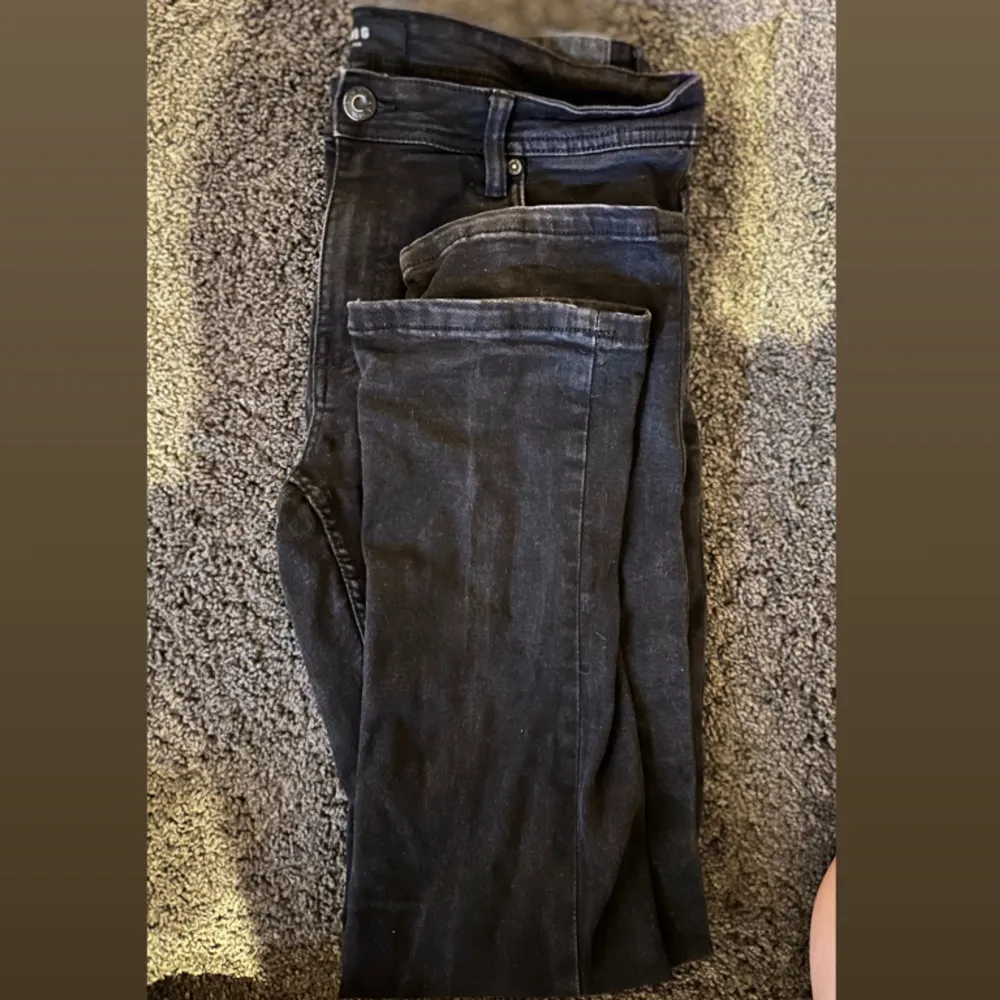 Svarta jeans i strl 33/32 (herr). Jeans & Byxor.